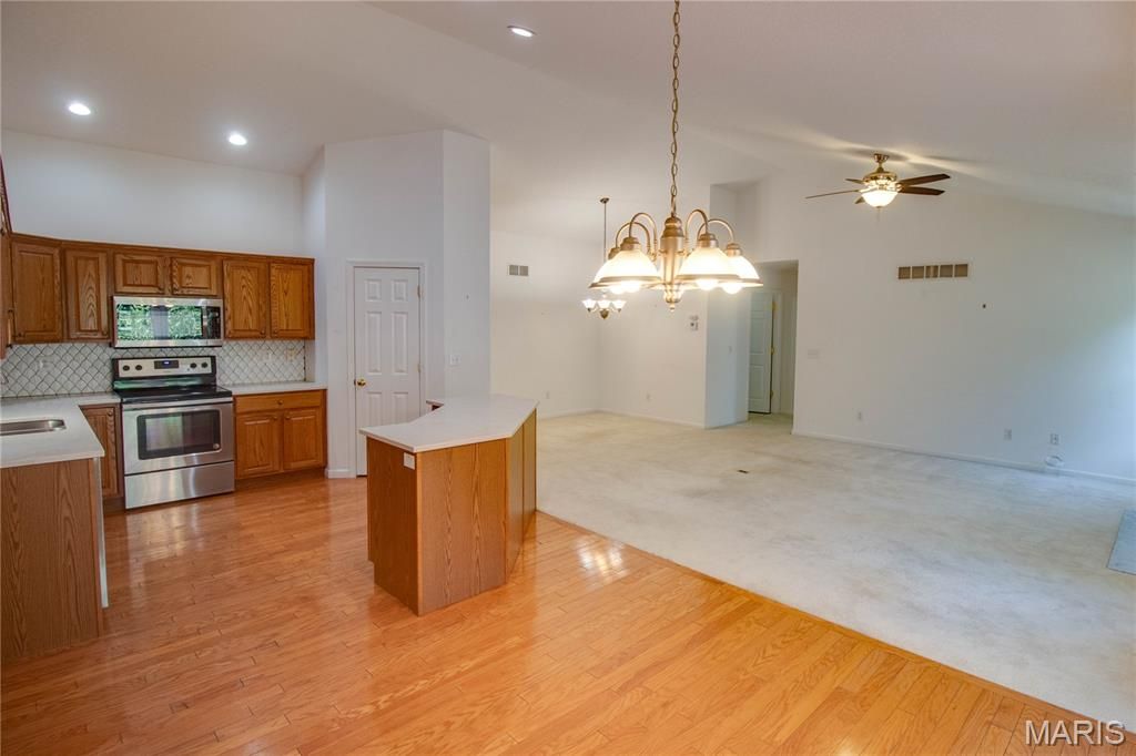 Image 17 of property listing at 5219 Willis Avenue, Godfrey, IL 62035