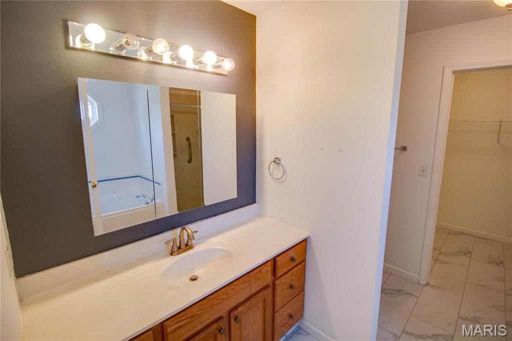 Image 35 of property listing at 5219 Willis Avenue, Godfrey, IL 62035