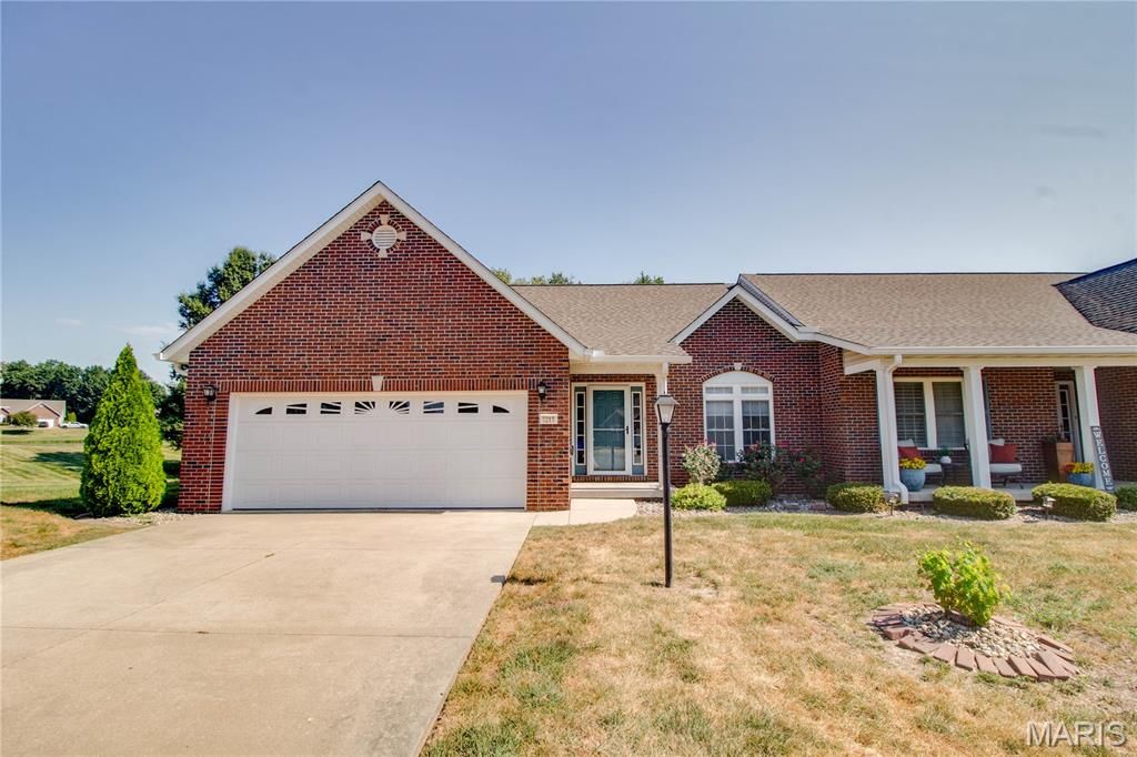 Image 5 of property listing at 5219 Willis Avenue, Godfrey, IL 62035