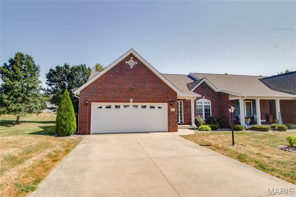 Image 6 of property listing at 5219 Willis Avenue, Godfrey, IL 62035