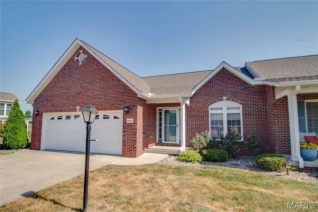 Image 7 of property listing at 5219 Willis Avenue, Godfrey, IL 62035