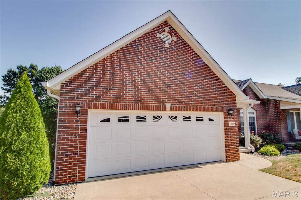Image 8 of property listing at 5219 Willis Avenue, Godfrey, IL 62035