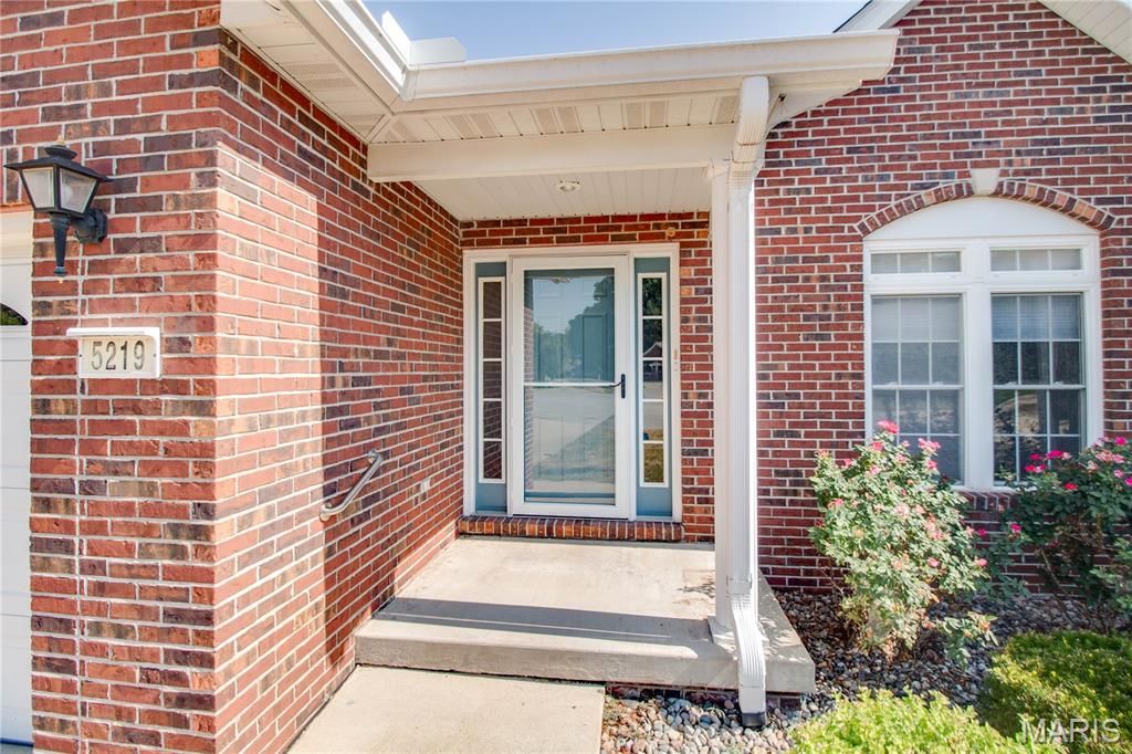 Image 9 of property listing at 5219 Willis Avenue, Godfrey, IL 62035