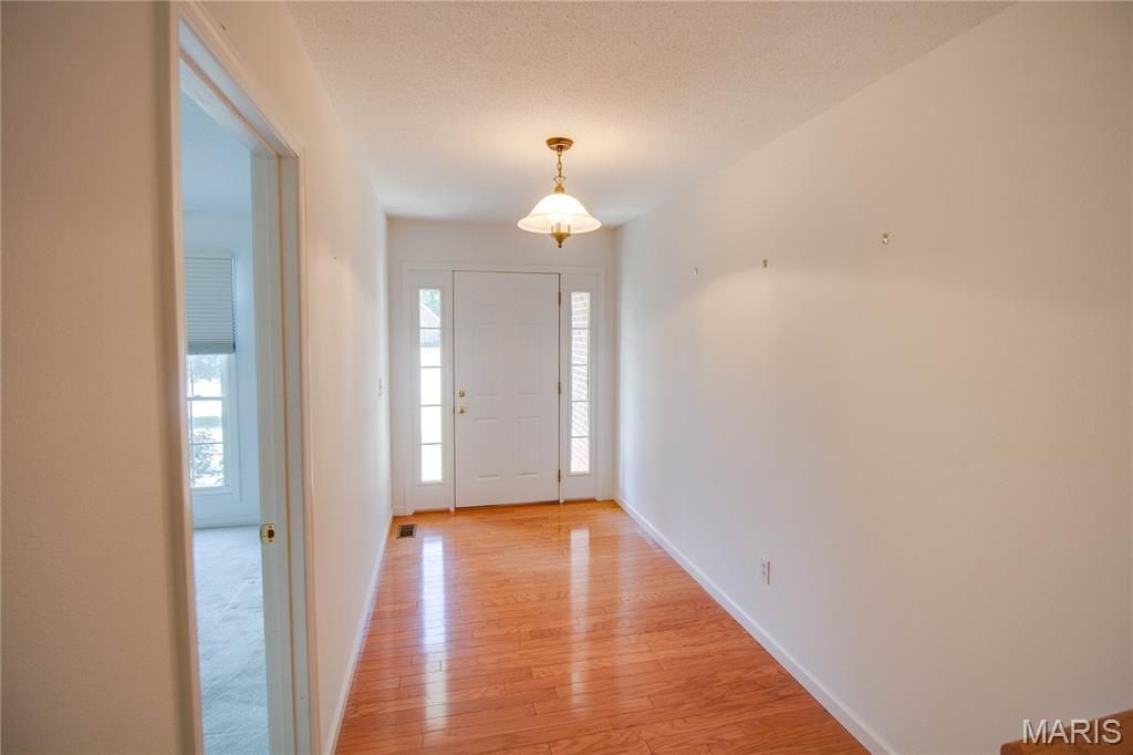 Image 10 of property listing at 5219 Willis Avenue, Godfrey, IL 62035