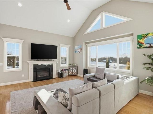 02 Aspen Dr, Pelham, NH 03076