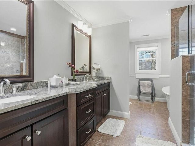 02 Aspen Dr, Pelham, NH 03076