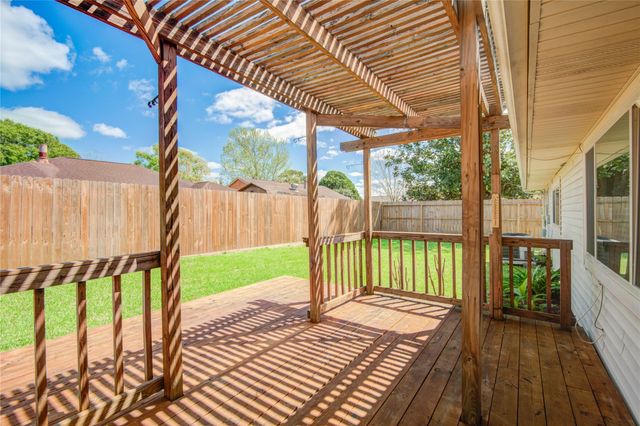 16739 Selder Drive, Friendswood, TX 77546