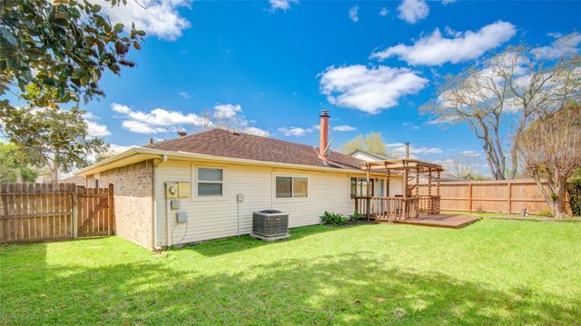 16739 Selder Drive, Friendswood, TX 77546