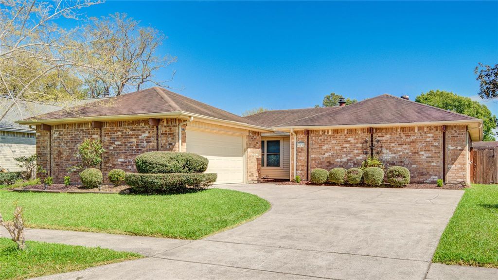 16739 Selder Drive, Friendswood, TX 77546