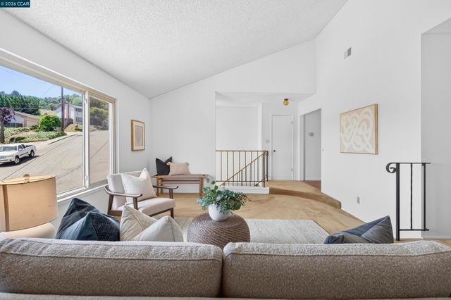 2081 Hoke Dr, Pinole, CA 94564
