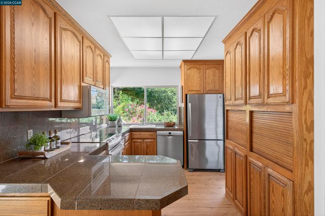 2081 Hoke Dr, Pinole, CA 94564