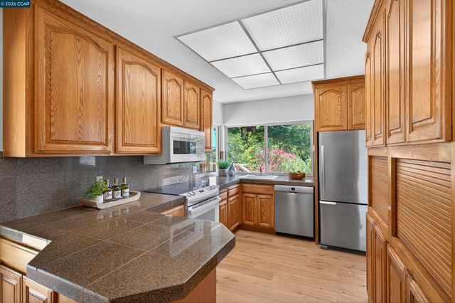 2081 Hoke Dr, Pinole, CA 94564