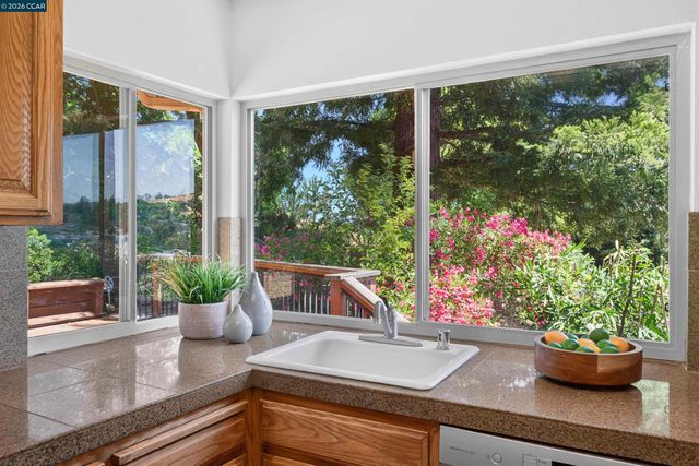 2081 Hoke Dr, Pinole, CA 94564