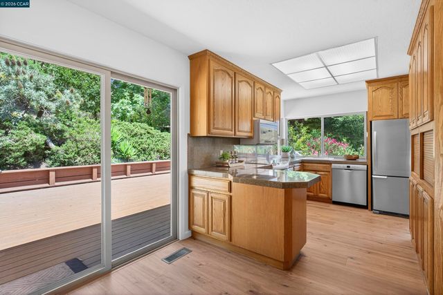 2081 Hoke Dr, Pinole, CA 94564