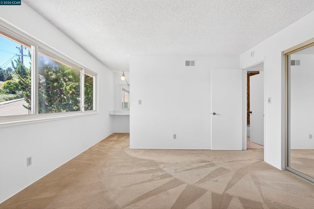 2081 Hoke Dr, Pinole, CA 94564