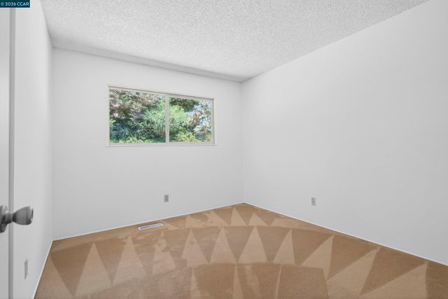 2081 Hoke Dr, Pinole, CA 94564