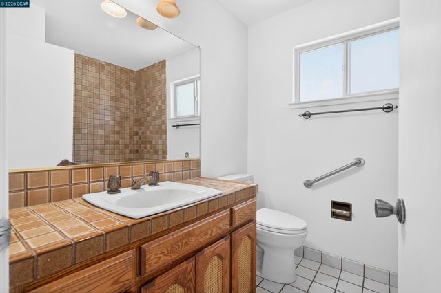 2081 Hoke Dr, Pinole, CA 94564