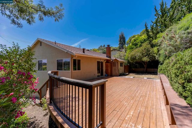 2081 Hoke Dr, Pinole, CA 94564