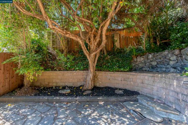 2081 Hoke Dr, Pinole, CA 94564