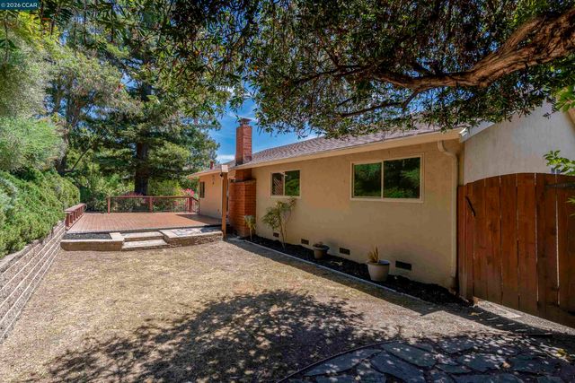 2081 Hoke Dr, Pinole, CA 94564