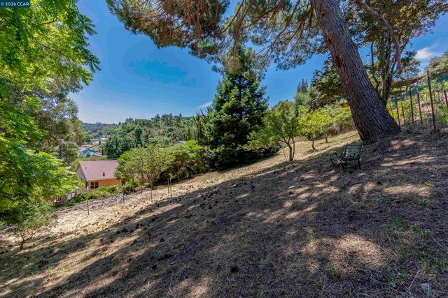 2081 Hoke Dr, Pinole, CA 94564