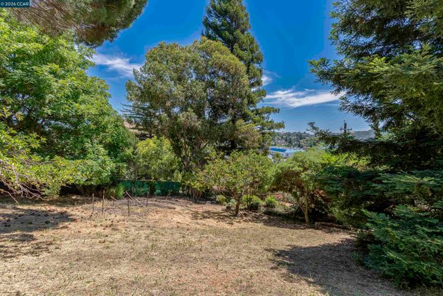 2081 Hoke Dr, Pinole, CA 94564