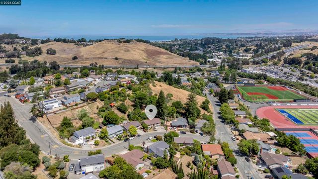 2081 Hoke Dr, Pinole, CA 94564