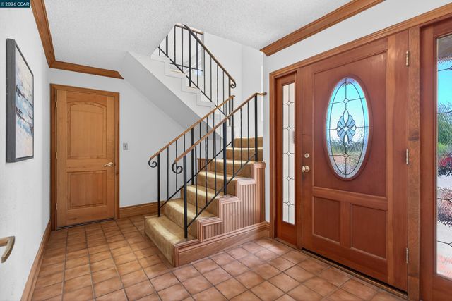 2081 Hoke Dr, Pinole, CA 94564