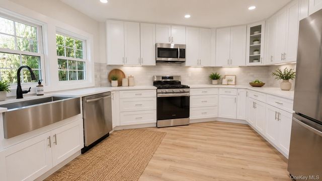 96 Grove Ave, Patchogue, NY 11772