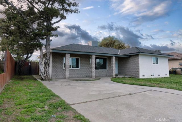 2002 N Woodridge, Hanford, CA 93230