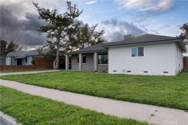 2002 N Woodridge, Hanford, CA 93230