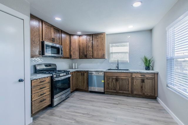 1017 S ADAMS, Mcgregor, TX 76657