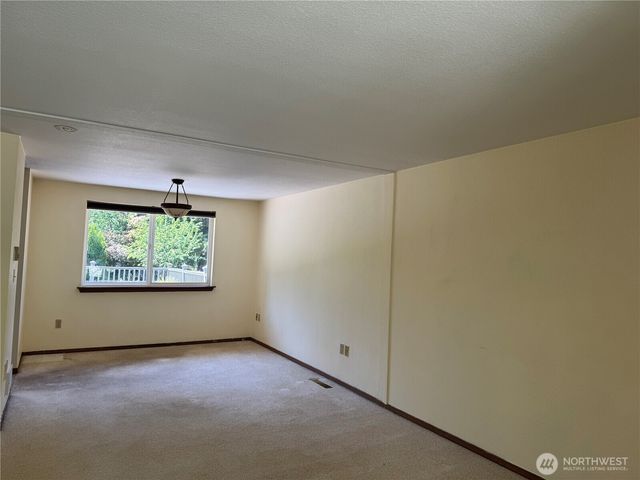 320 181st Avenue E, Lake Tapps, WA 98391