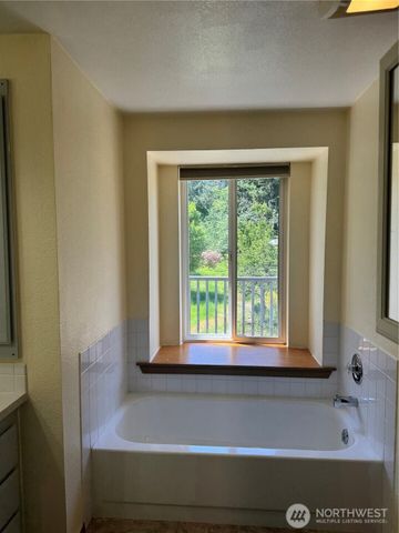 320 181st Avenue E, Lake Tapps, WA 98391