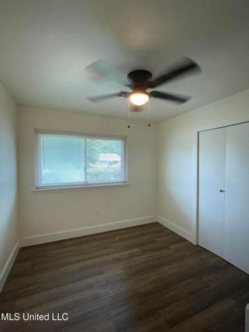 100 Hunter Drive, Ocean Springs, MS 39564