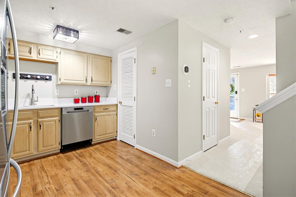 Image 10 of property listing at 6020 SAME SONG SQ #45, Columbia, MD 21044