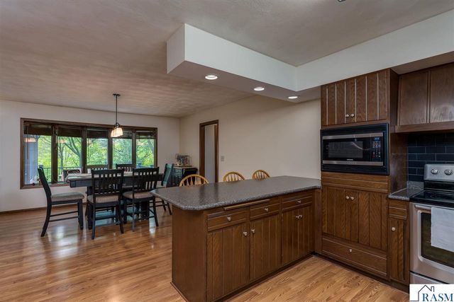 23 Holiday Court, North Mankato, MN 56063