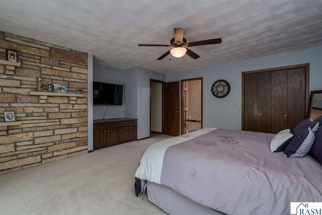 23 Holiday Court, North Mankato, MN 56063