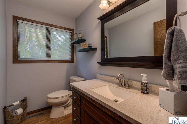 23 Holiday Court, North Mankato, MN 56063
