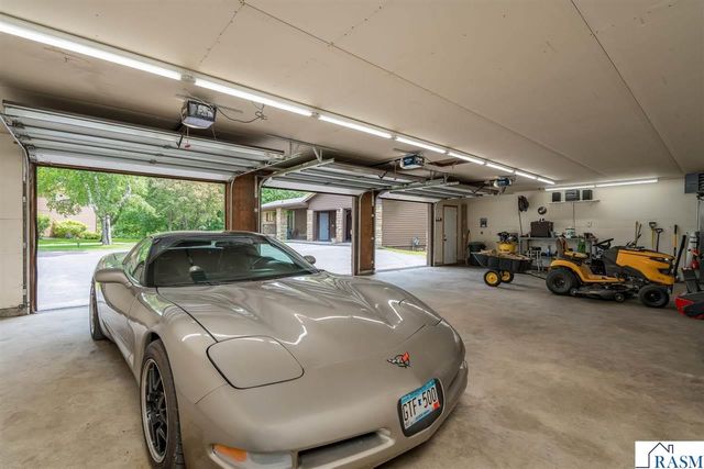 23 Holiday Court, North Mankato, MN 56063