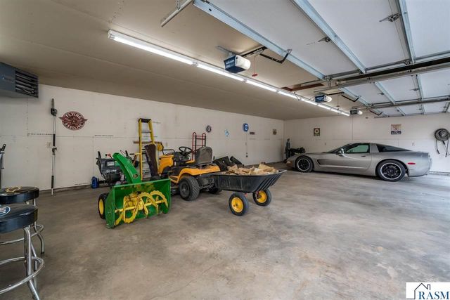 23 Holiday Court, North Mankato, MN 56063