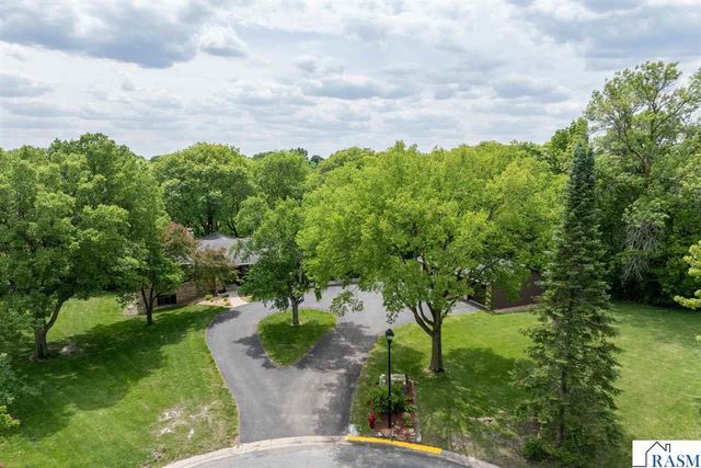 23 Holiday Court, North Mankato, MN 56063