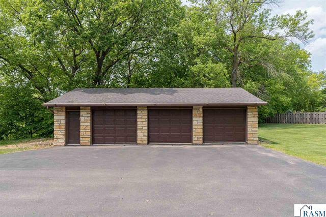 23 Holiday Court, North Mankato, MN 56063