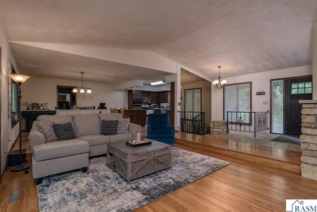 23 Holiday Court, North Mankato, MN 56063