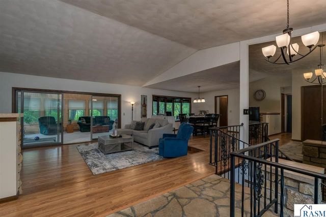 23 Holiday Court, North Mankato, MN 56063