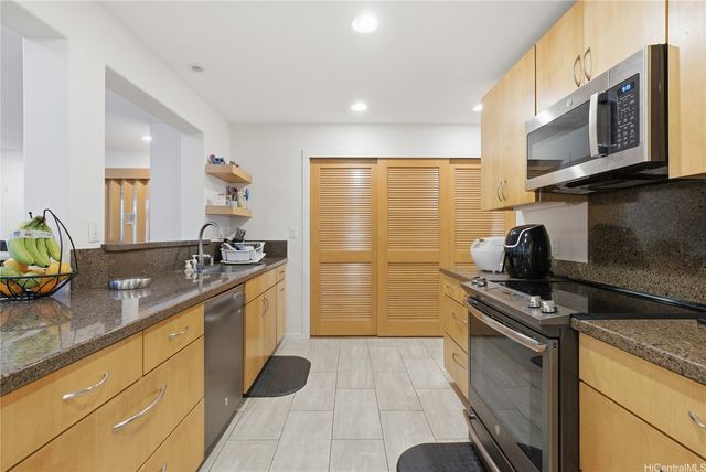 94-810 Lumimao Place 22, Waipahu, HI 96797