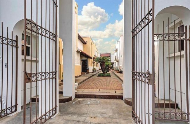 2744 Briarhurst Drive 35, Houston, TX 77057