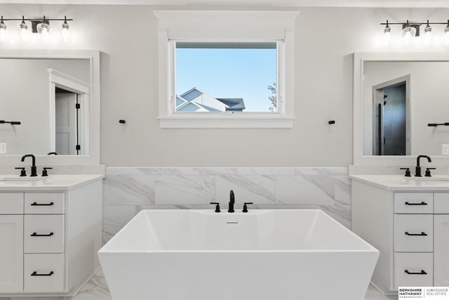 21432 B Street, Elkhorn, NE 68022