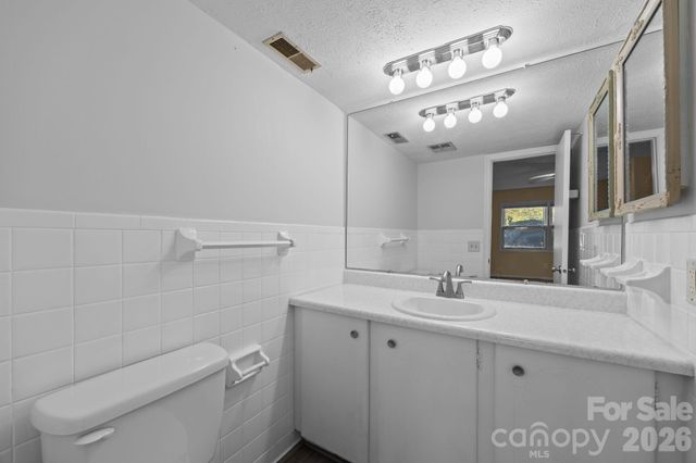 427 6th Avenue W A11, Hendersonville, NC 28739