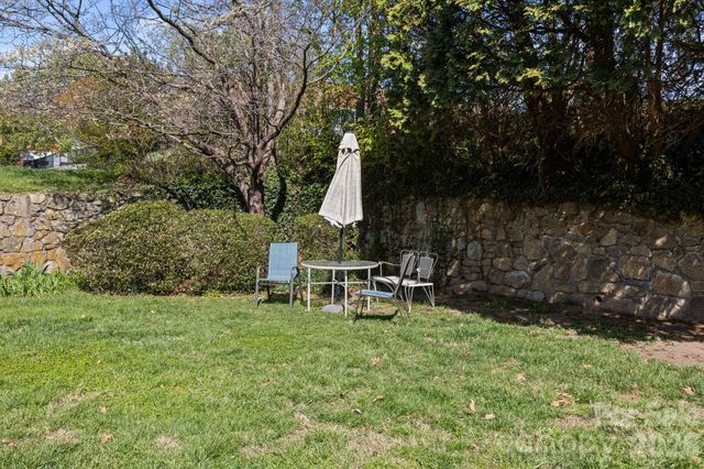 427 6th Avenue W A11, Hendersonville, NC 28739